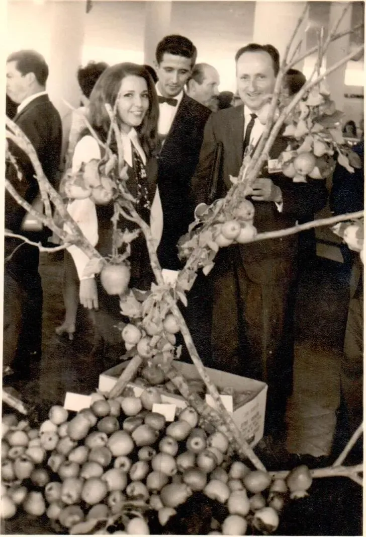 Víctor Julio Gómez Hoyos, fundador de Vigomez, en una feria de fruta a comienzos de los años setenta